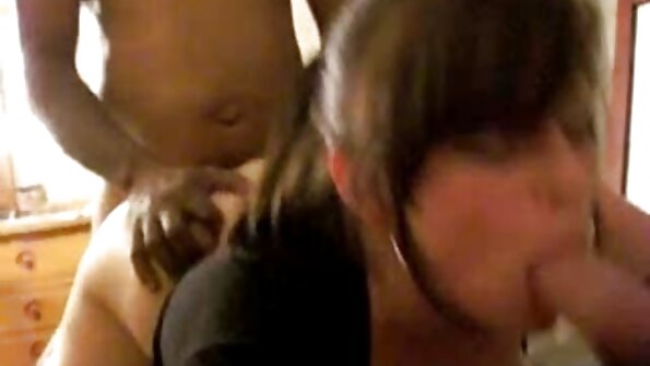 Brunette Mom Kiara ល្បួងកូនប្រុសរបស់នាងជាមិត្តវ័យក្មេង